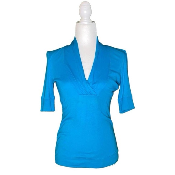 BLUE EXPRESS V-NECK TOP · SIZE S - Picture 6 of 6
